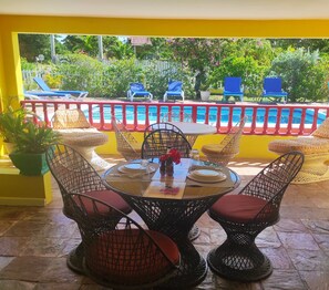 Outdoor dining - 3 Bedroom villa with pool on private gated community (Duncans)