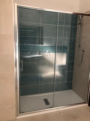 Dusche, Haartrockner, Bidet, Handtücher