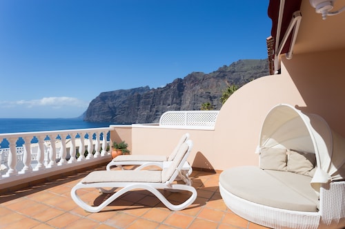 SUPERB LOCATION - PANORAMIC SEA & CLIFF VIEWS - WIFI - SATELLITE TV- SKY TV