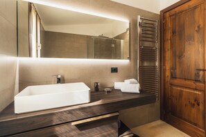 Een douche, een haardroger, een bidet, handdoeken