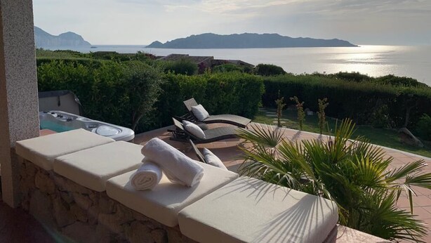 A balcony with lounge chairs and a view of the sea. - Villa Caterina, amazing front sea 2 Br villa with private beach (Punta Molara)