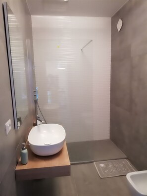 Een douche, een haardroger, een bidet, handdoeken