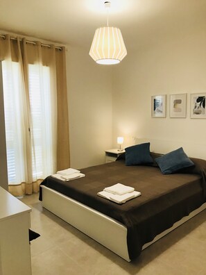 2 Schlafzimmer, Schreibtisch, schallisolierte Zimmer