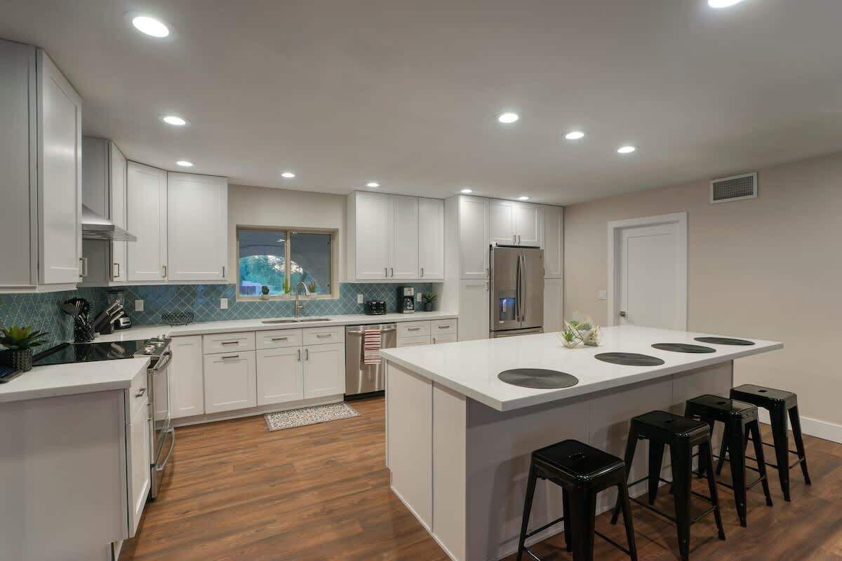 Refrigerador, microondas, horno y parrilla de estufa 