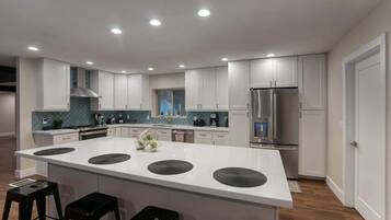 Kjøleskap, mikrobølgeovn, ovn og kokeplater