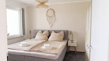 1 bedroom, desk, free WiFi, bed sheets