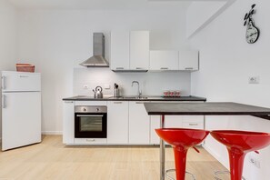 Refrigerador con freezer, horno, placa de cocina, lavavajillas