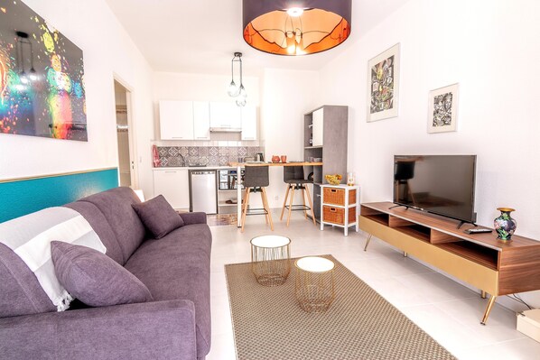 Flat-screen TV, DVD player, stereo