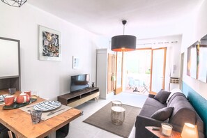 Platt-tv, dvd-spelare och en stereo