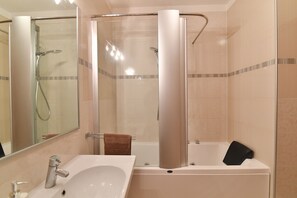 Tina con regadera, tina de hidromasaje, secadora de cabello, bidet