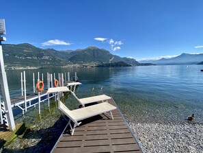 PĂ„ stranden och solstolar