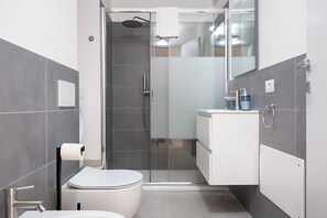 Douche, sèche-cheveux, bidet, serviettes fournies
