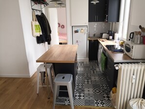 Fridge, microwave, oven, stovetop - Appart 2 rooms 37m ² in front of Buttes Chaumont (Paris)