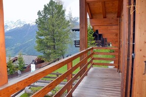 Property grounds - Outside: Family cottage for 6 people, balcony, semi-covered terrace with furniture, garden, beautifu (St-Luc)