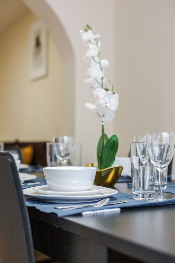 Dining - House near Barking station, 30 mins to London. Parking paid. Close to amenities. (Barking)