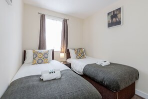 2 bedrooms, iron/ironing board, WiFi, bed sheets - House near Barking station, 30 mins to London. Parking paid. Close to amenities. (Barking)