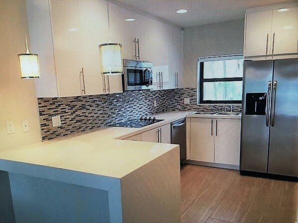 Microwave, dishwasher, coffee/tea maker, cookware/dishes/utensils - Las Olas Apartment perfectly located in the heart of Fort Lauderdale. (Fort Lauderdale)