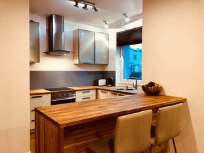 Kühlschrank, Geschirrspüler, Wasserkocher mit Kaffee-/Teezubehör