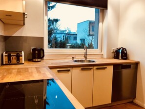 Kühlschrank, Geschirrspüler, Wasserkocher mit Kaffee-/Teezubehör