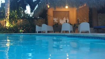 Una piscina al aire libre