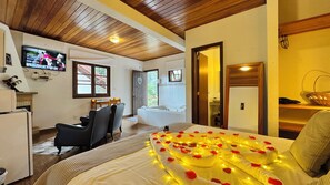 Chale 06 | Minibar, blackout drapes, soundproofing, free WiFi - Chalés Leopoldo (Camanducaia)