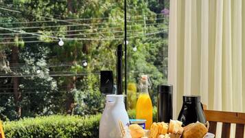 Chale 02 | Frigobar, cortinas blackout, quartos à prova de som, Wi-Fi de cortesia