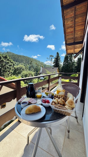 Chale 05 | Minibar, blackout drapes, soundproofing, free WiFi - Chalés Leopoldo (Camanducaia)