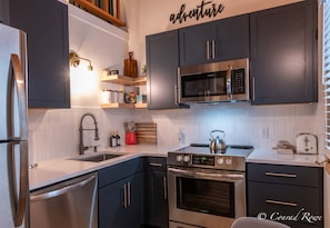 Kylskåp, mikrovågsugn, ugn och spishäll