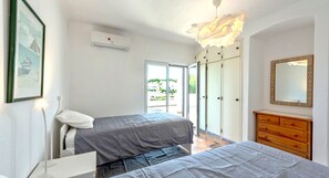 4 slaapkamers, een kluis op de kamer, een strijkplank/strijkijzer