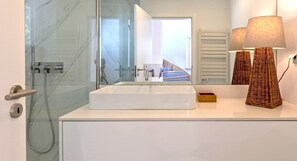 Banheira, secador de cabelo, bidê, toalhas de banho