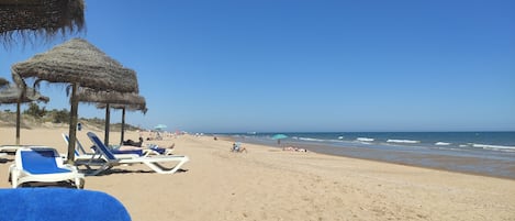 Plage à proximité, chaises longues