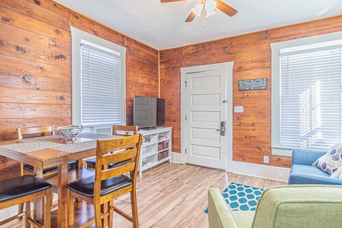 HALF PINT! Pet Friendly, Sleeps 6