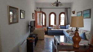 Tv, dvd-spelare, bordsfotboll och ett musikbibliotek