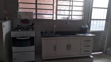 Geladeira, micro-ondas, cooktop, lava-louças