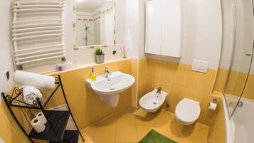 Serviettes fournies, papier toilette