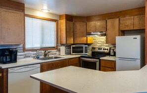 Geladeira, micro-ondas, fogão, cooktop