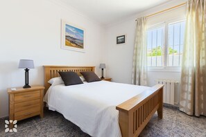 3 chambres, fer et planche à repasser, accès au Wi-Fi (inclus)