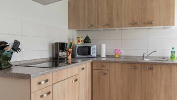 Fridge, microwave, stovetop, coffee/tea maker