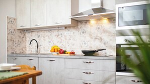 A modern kitchen with a sink, stove, and a fruit bowl on the counter. - Lorenzo in Klanice (Haus 2 für 6 Personen) (Dobrinj)
