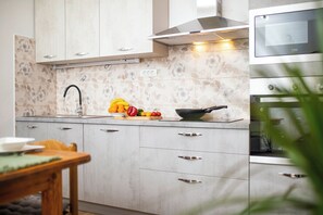 ثلاجة، ميكروويف، فرن، موقد طهي مسطح