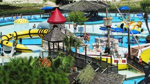 Un parc aquàtic amb diverses piscines, tobogans i zones de jocs.