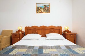 3 عدّة غرف نوم ومكواة/لوح كي وواي فاي وملاءات أسرّة