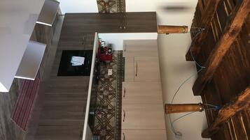 Fridge, oven, stovetop, coffee/tea maker