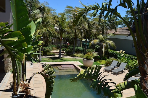 Afrikanisches palmenblaues Häuschen