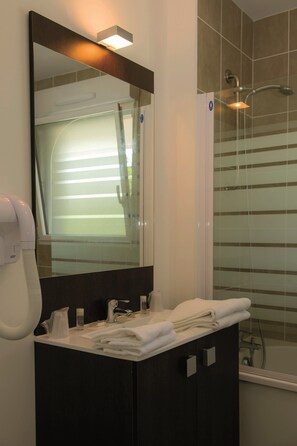 Bathroom - Studio sympa et au calme, à 50m de la plage ! (Bénodet)