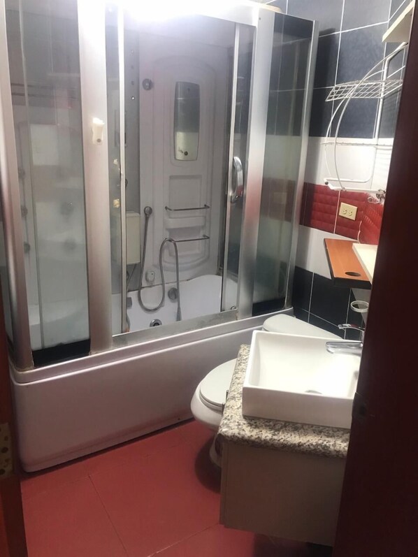 Dormitorio compartido, dormitorio mixto (4 People) | Baño | Ducha y bañera combinadas y bañera profunda