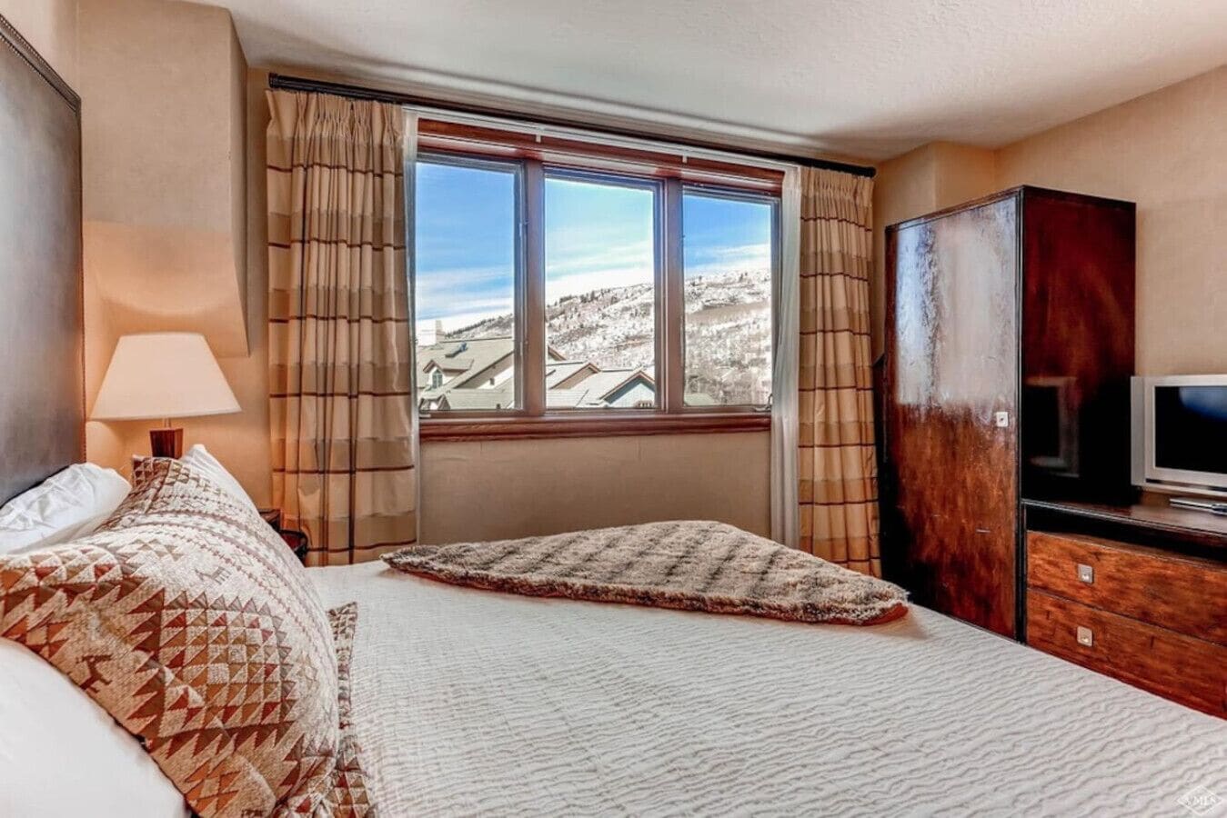 1 bedroom, iron/ironing board, travel crib, WiFi