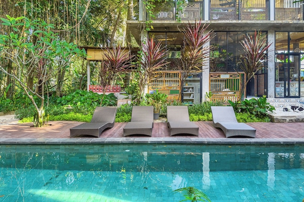 Piscina externa, espreguiçadeiras