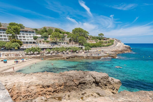 Playa en los alrededores y camastros 
