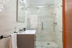 Ensemble douche/baignoire, sĂšche-cheveux, serviettes fournies, savon